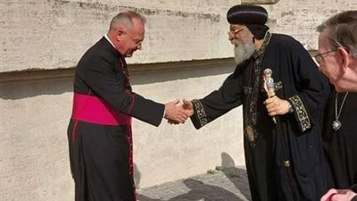 البابا تواضروس يبدأ رحلته بزيارة مزار القديس بطرس| صور