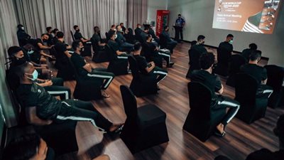 فيفا يرحب بالأهلي.. ويعقد اجتماعًا فنيًا بالبعثة عبر 