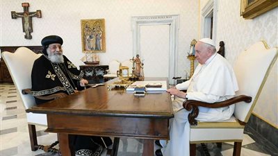 اجتماع ثنائي للبابا تواضروس وبابا الڤاتيكان و صلاة وهدايا متبادلة.. صور