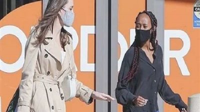 أنجلينا جولي تتسوق مع ابنتها بالتبني زهرة (صور)