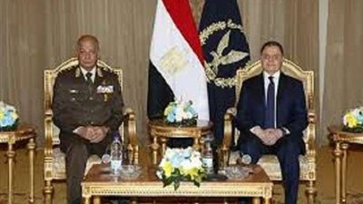 وزير الدفاع ورئيس الأركان يهنئان وزير الداخلية بعيد الشرطة