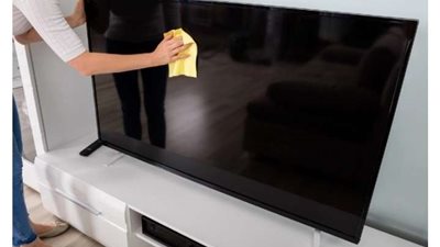 للسيدات.. خطوات فعالة في تنظيف شاشات التلفاز الحديثة