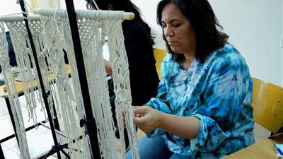 مركز جسور الثقافي ينظم ورشة لتعليم فن المكرمية