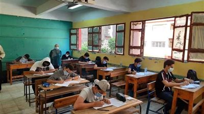 طلاب الإعدادية بالدقهلية يشتكون من امتحان العربي: «الأسئلة برا المنهج»