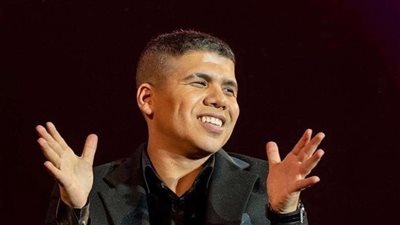 عمر كمال يروج لأغنيته الجديدة مع صاحبة تريند 