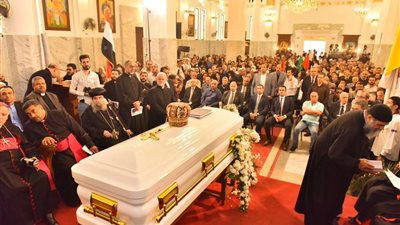 المصريين الأحرار يشارك عزاء ووداع الأنبا كيرلس وليم مطران الكاثوليك الشرفي بأسيوط