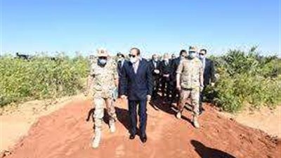 الرئيس السيسي يجري جولة تفقدية لمتابعة موسم حصاد القمح بالعوينات