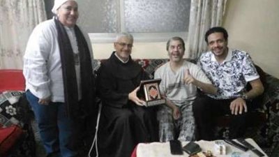 الأب بطرس دانيال يهدي عمرو محمد علي مصحفًا وأسماء الله الحسنى