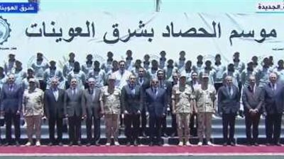 الرئيس السيسي يحرص على التقاط صورة تذكارية مع عمال مصنع البطاطس