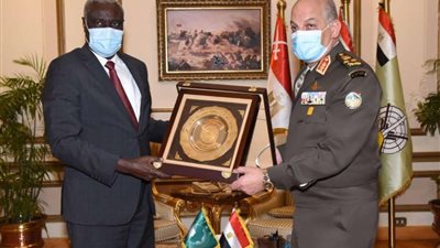 وزير الدفاع يلتقي رئيس مفوضية الاتحاد الأفريقي لبحث علاقات التعاون المشترك