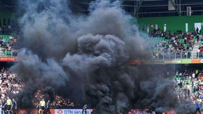 إيقاف مباراة أياكس وجرونينجن بالدوري الهولندي بسبب شغب الجماهير