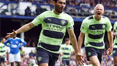 مانشستر سيتي يفوز على إيفرتون بثلاثية ويقترب من لقب الدوري الإنجليزي