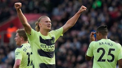 شاهد | هالاند يسجل عدد اهدافه على حذاءه الخاص