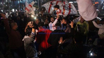 جماهير الزمالك تستقبل حافلة الفريق بالمنصورة.. فيديو