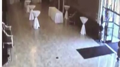 يفتح دون تدخل من أحد.. باب قاعة أفراح يثير الخوف.. فيديو