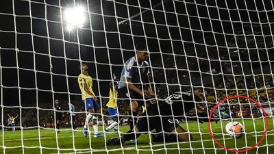 إصابة مروعة لحارس مرمى في الدوري البرازيلي .. فيديو