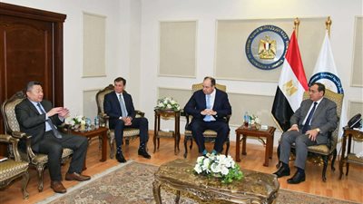 وزير البترول يبحث زيادة استكشاف البترول مع أباتشي الأمريكية