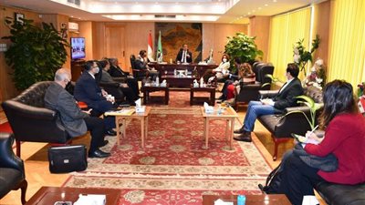 محافظ الفيوم يناقش آليات تنفيذ خطط تطوير قرى المحافظة ضمن 