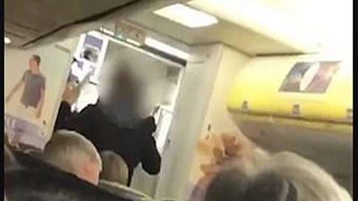 لحظة القبض على راكب مخمور بعد ضربه مضيفة بالرأس.. فيديو