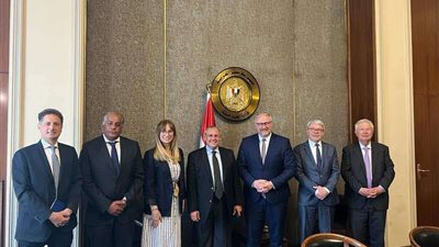 مساعد وزير الخارجية للشئون الأوروبية يعقد اجتماعاً مع وفد من لجنة الشئون الخارجية والدفاع بمجلس الشيوخ الفرنسي