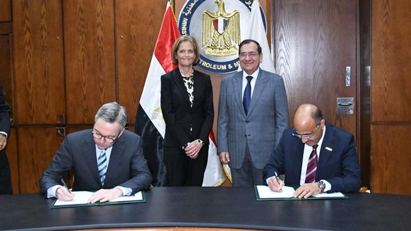البترول يوقع اتفاقية