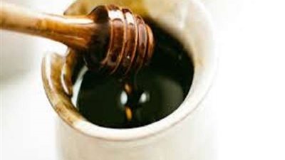 فوائد لن تصدقها لتناول ملعقة من العسل الأسود