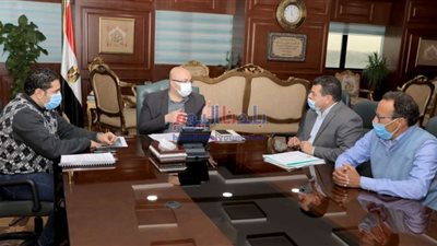 محافظ بني سويف يناقش المخططات النهائية لتطوير سوق طراد النيل بالواسطى