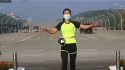 في لقطة ساخرة.. امرأة تمارس الرياضة بـ شوارع ميانمار وسط الانقلاب العسكري