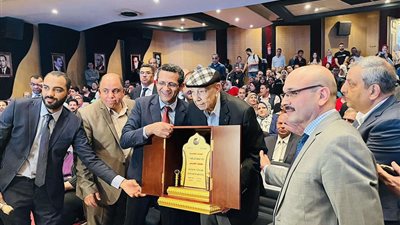 الصحفيين تكرم الصحفي الكبير محمد العزبي في حفل توزيع جوائز الصحافة المصرية