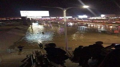 انفجار ماسورة مياه يتسبب في تكدس مروري أعلى المحور المركزي