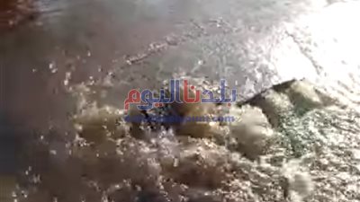 شلل مروري.. كسر ماسورة مياه أعلى المحور وتحويلات لفك الزحام