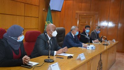 محافظ القليوبية يناقش آليات تنفيذ مبادرة «حياة كريمة» في 148 قرية بشبين القناطر