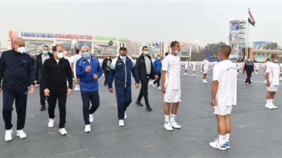 بالصور ..  الرئيس يجري جولة تفقدية داخل الكلية الحربية