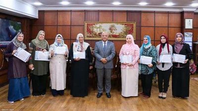 رئيس ميناء دمياط يكرم النماذج النسائية بالميناء