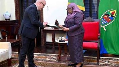 وزير الإسكان لرئيسة تنزانيا: الرئيس السيسي يتابع شخصيًا مشروع سد جوليوس نيريري