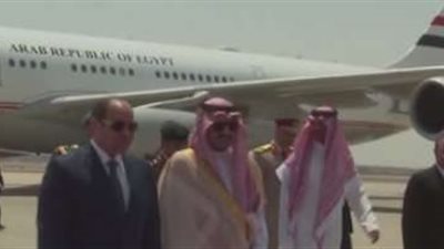 لحظة وصول الرئيس السيسي السعودية للمشاركة في القمة العربية