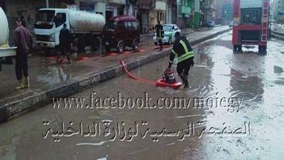 جهود الداخلية لمواجهة تداعيات الأمطار وموجة الطقس السيىء.. صور