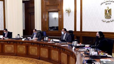 رئيس الوزراء يتابع إجراءات تفعيل المبادرة الرئاسية لإحلال المركبات المتقادمة للعمل بالغاز