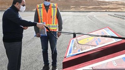 شاهد.. جولة الرئيس السيسي بمركز النقل الجماعي