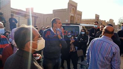 أسرة الراحل عزت العلايلي تتلقى واجب العزاء في المقابر (صور)