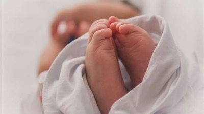 داخل صندوق قمامة.. العثور على طفلة حديثة الولادة في الجيزة