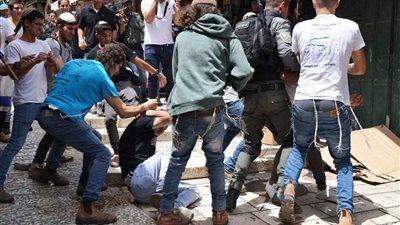 اعتداءات وحشية من المستوطنين الإسرائيليين على الفلسطينيين بمسيرة الإعلام |