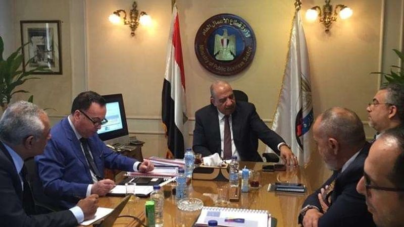 محمود عصمت وزير قطاع
