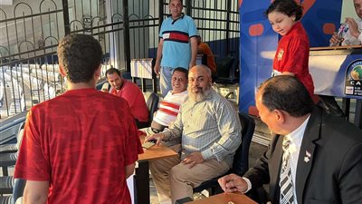 بالصور .. مشجع زملكاوي يؤازر الأهلي أمام الترجي