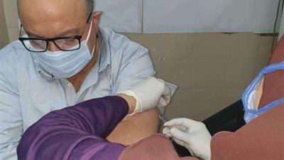 تطعيم الفرق الطبية ببنها الجامعي بلقاح كورونا