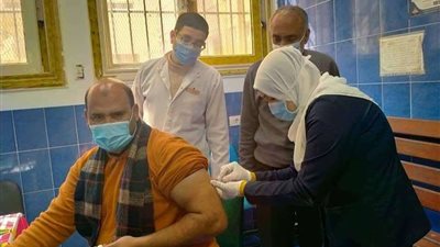 تطعيم الأطقم الطبية بلقاح كورونا بمستشفيات العزل والحميات والصدر بالقليوبية