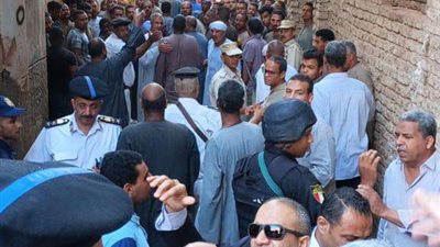 سكرتير مساعد قنا ومدير الأمن ينتقلان لموقع العقار المنهار بقنا