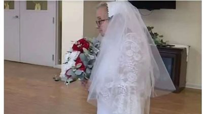 تزوجت من نفسها.. عجوز في عمر الـ  77 عام تثير الجدل بعد نصف قرن من طلاقها