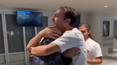 بفرحة شديدة.. شاهد استقبال شاب لوالدته في المطار