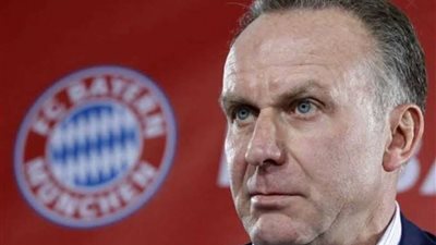 رئيس بايرن ميونخ يهدى الأهلي هدية تذكارية